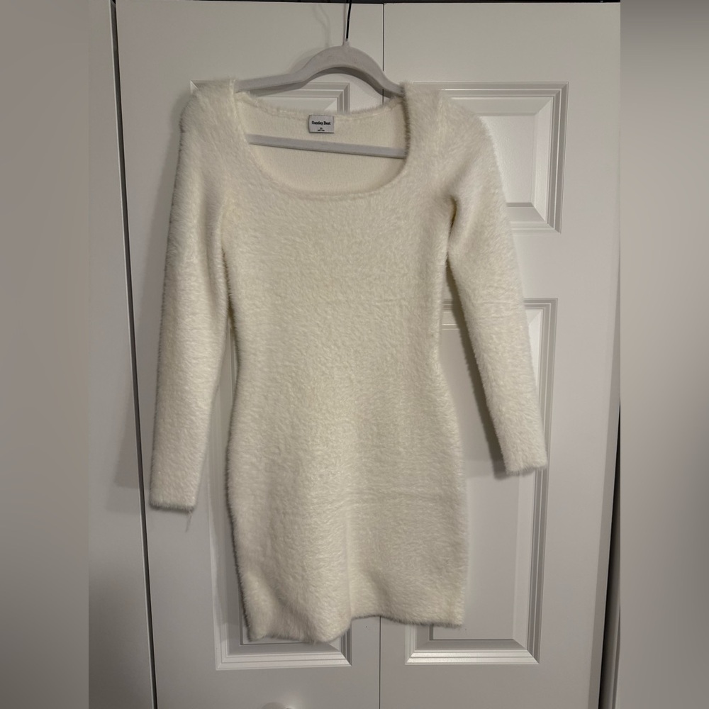Aritzia Sunday Best Dress! White/fuzzy - size xs!
